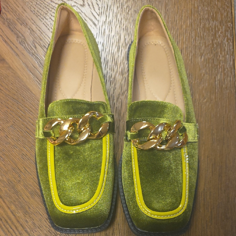 Elegant Green Velvet Loafers with Gold Chain
